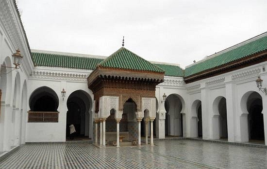 Khởi đầu, trường chuyên dạy các bộ môn lịch sử, văn học, xã hội và các lĩnh vực Hồi giáo, định hướng phát triển trở thành một trung tâm tôn giáo của Ma – rốc.